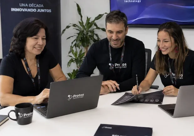 Equipo multidisciplinario de Protos Technology — ingeniería, diseño y calidad al servicio de empresas en Panamá Equipo de desarrollo de software de Protos Technology trabajando en proyecto empresarial en Panamá